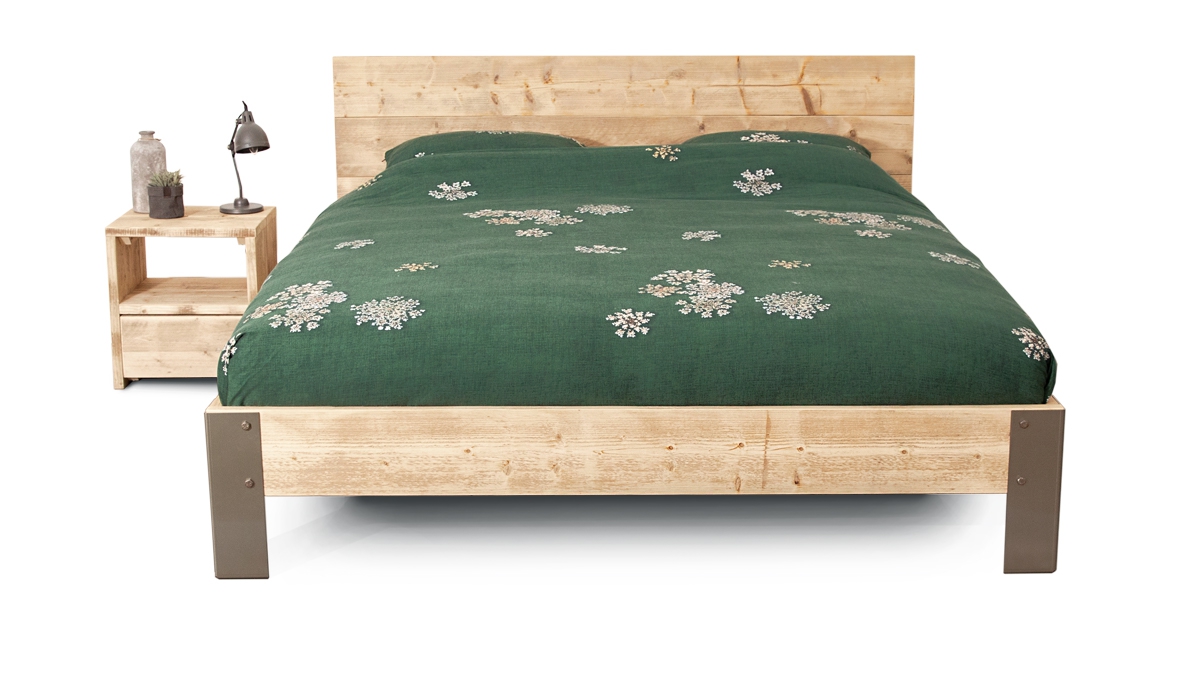 Stoer bed steigerhout en staal Stoer bed steigerhout en staal