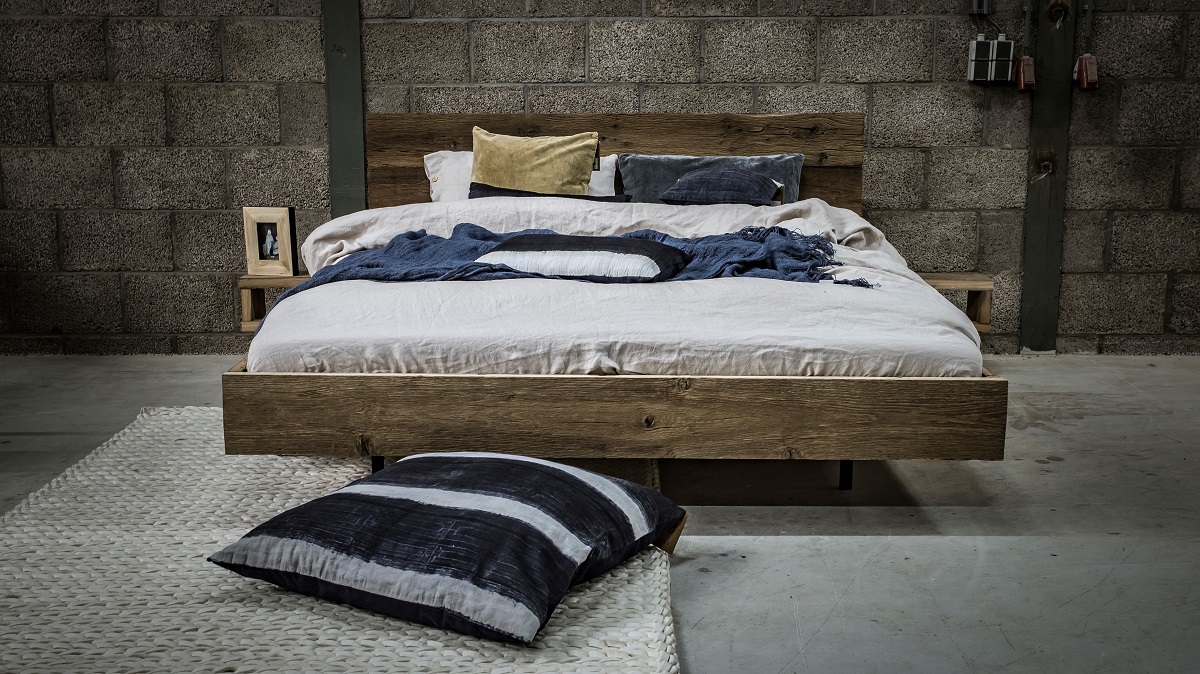 Zwevend oud eikenhouten bed Barnwood Zwevend oud eikenhouten bed Barnwood