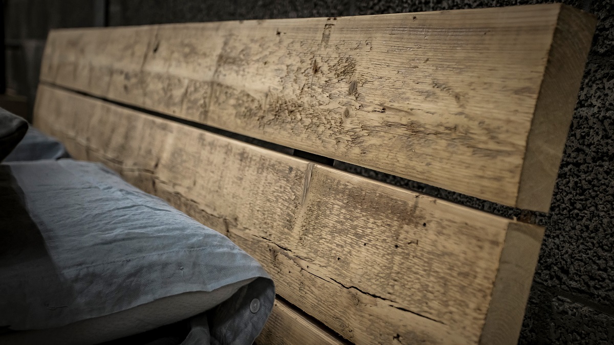 bed zwevend oude balken staal bed zwevend oude balken staal