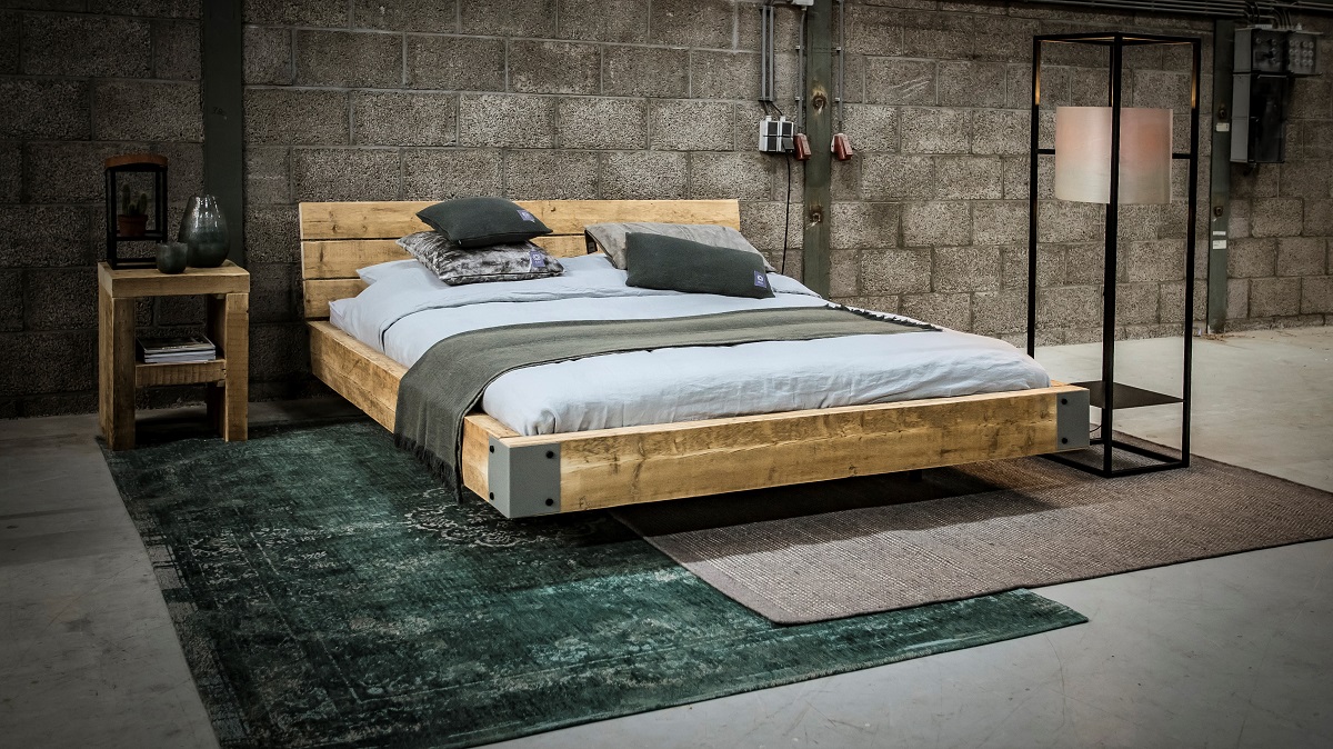 Zwevend bed oude balken Zwevend bed oude balken