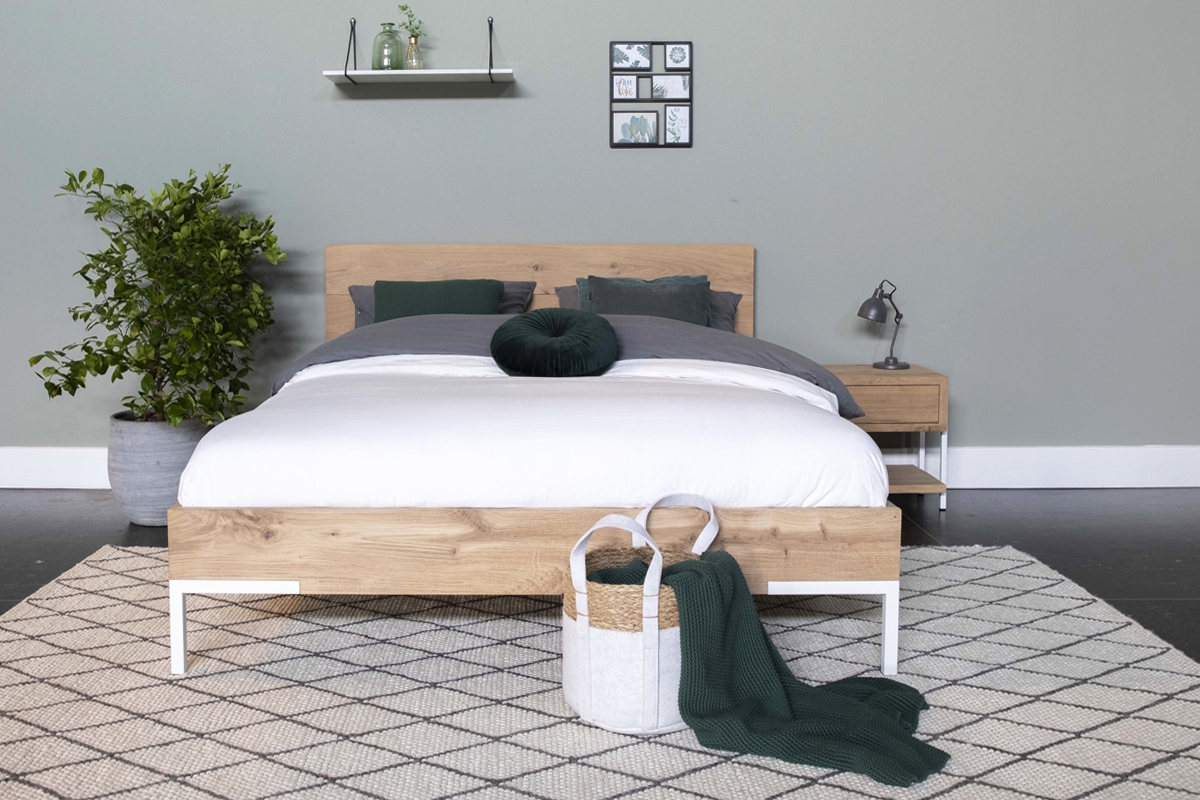 Massief eiken bed timber met stalen pootjes Massief eiken bed timber met stalen pootjes