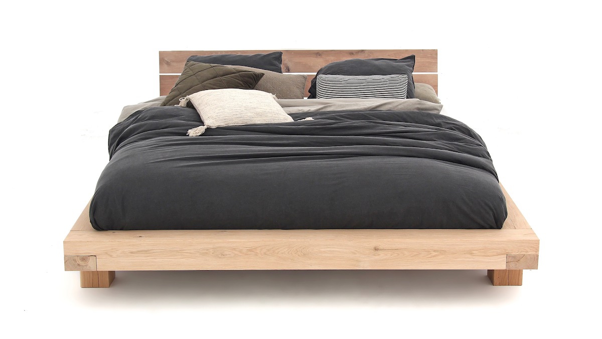 Balkenbed met poten Balkenbed met poten