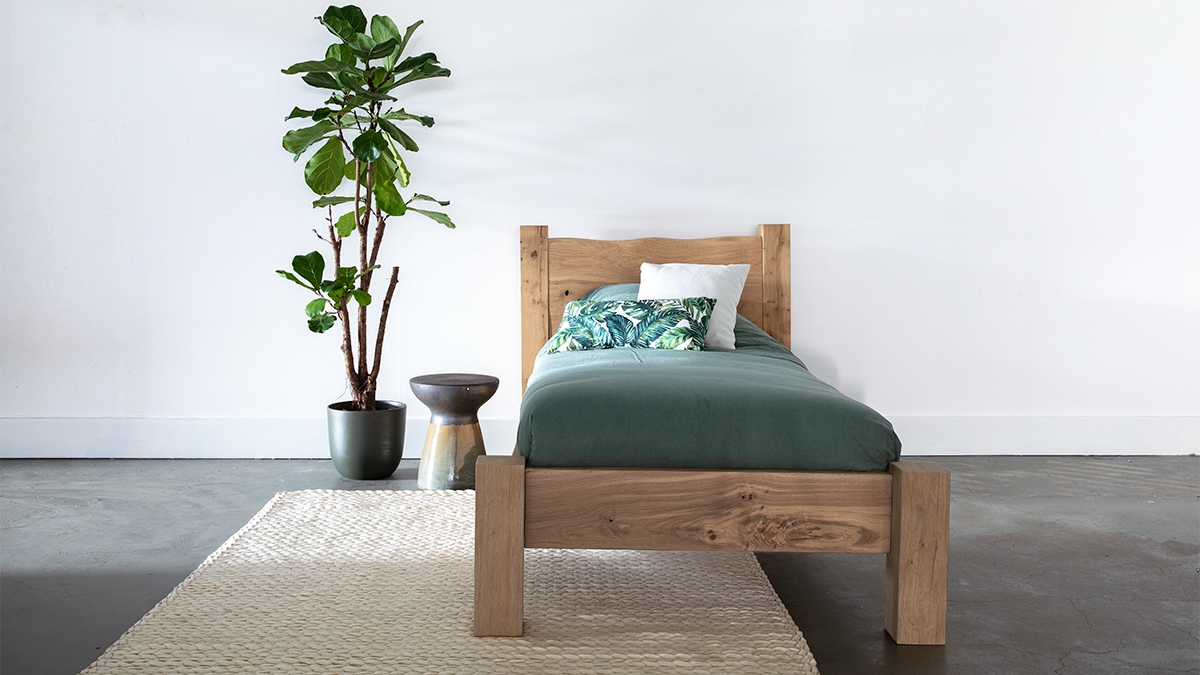 Houten bed eiken balken poten Houten bed eiken balken poten