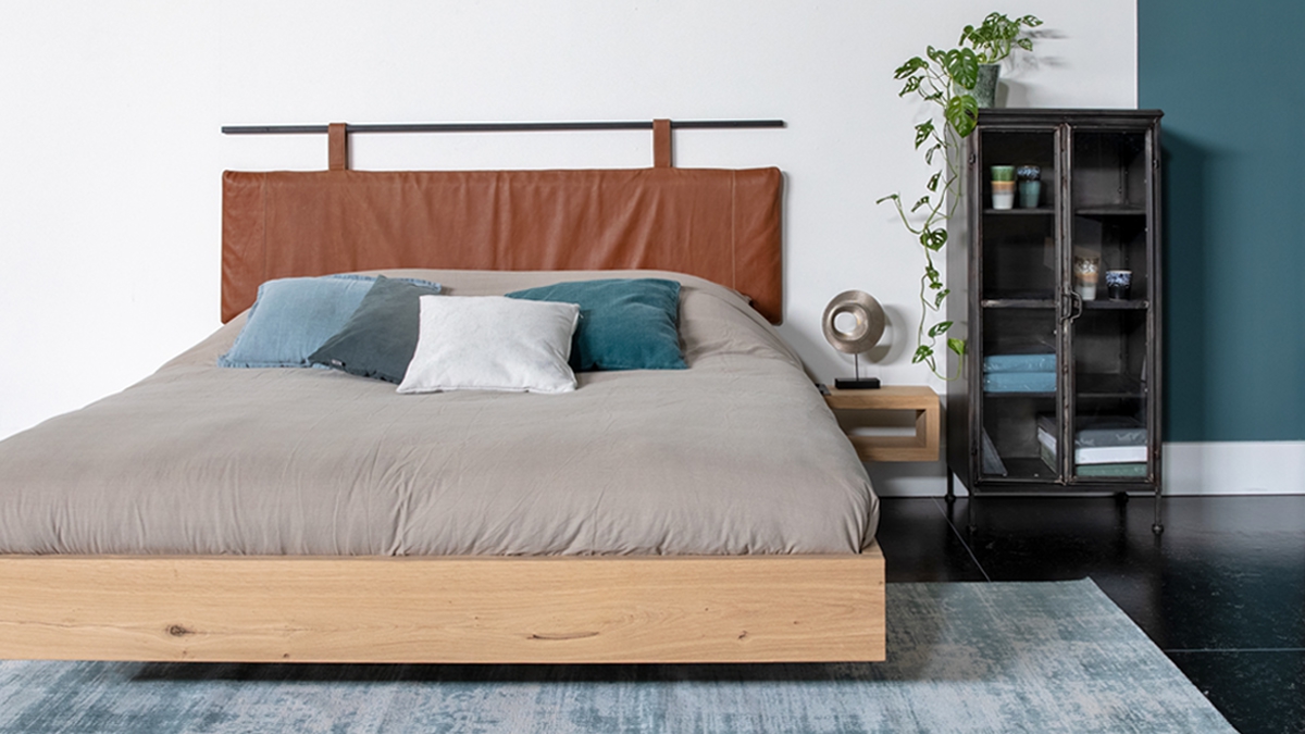 Bruin leren hoofdbord massief eiken bed Bruin leren hoofdbord massief eiken bed