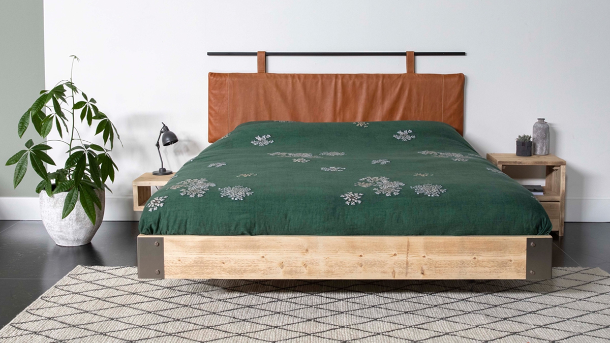 Cognac leren hoofdbord met steigerhout bed Cognac leren hoofdbord met steigerhout bed