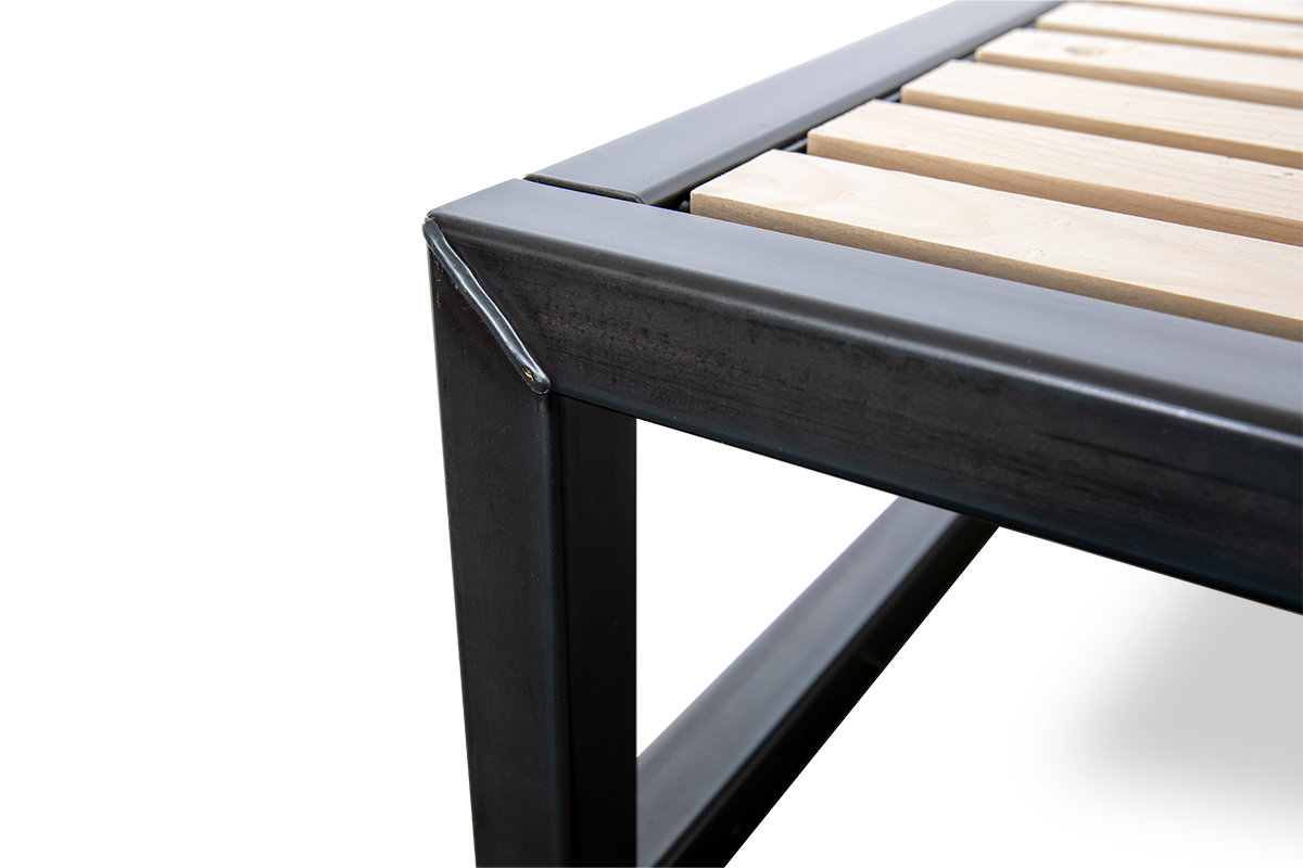 close-up stalen platform bed met lattenbodem close-up stalen platform bed met lattenbodem