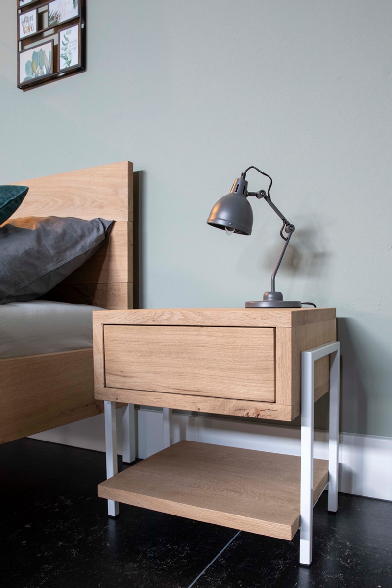 Massief eiken nachtkastje met staal Vidar Massief eiken nachtkastje met staal Vidar