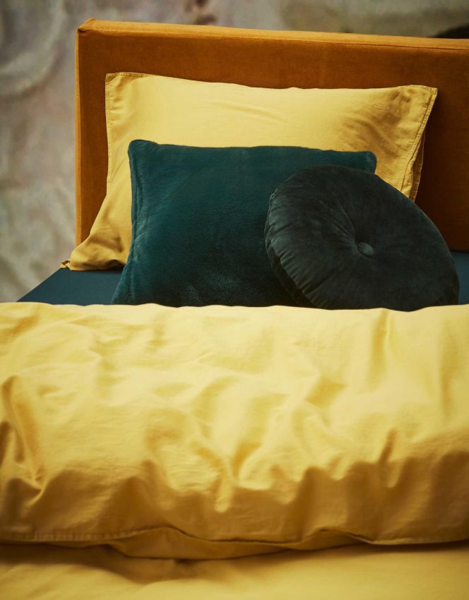 Sfeerfoto van het dekbedovertrek minte duvet cover golden yellow Sfeerfoto van het dekbedovertrek minte duvet cover golden yellow