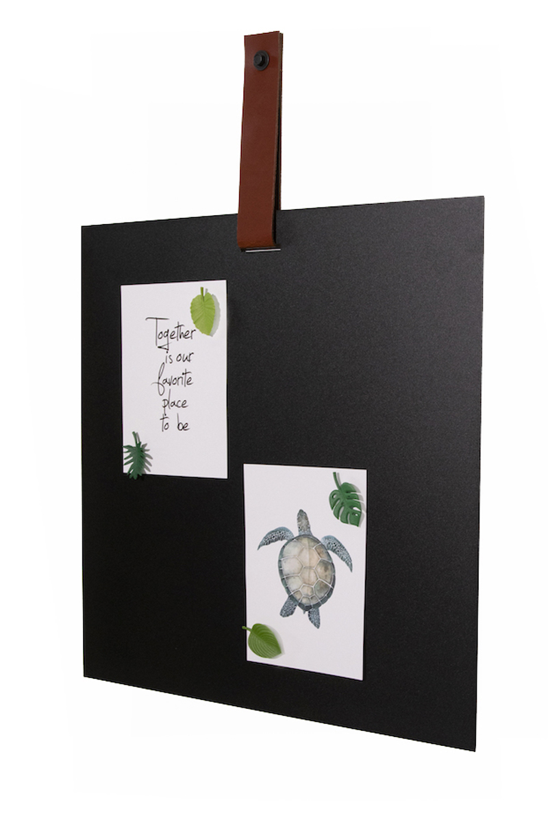 Magneetbord zwart met leren label Zijaanzicht productfoto van het vierkante magneetbord van gussta