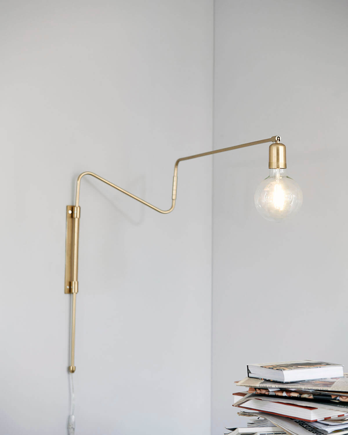 Sfeerfoto van grote swing lamp messing Sfeerfoto van grote swing lamp messing