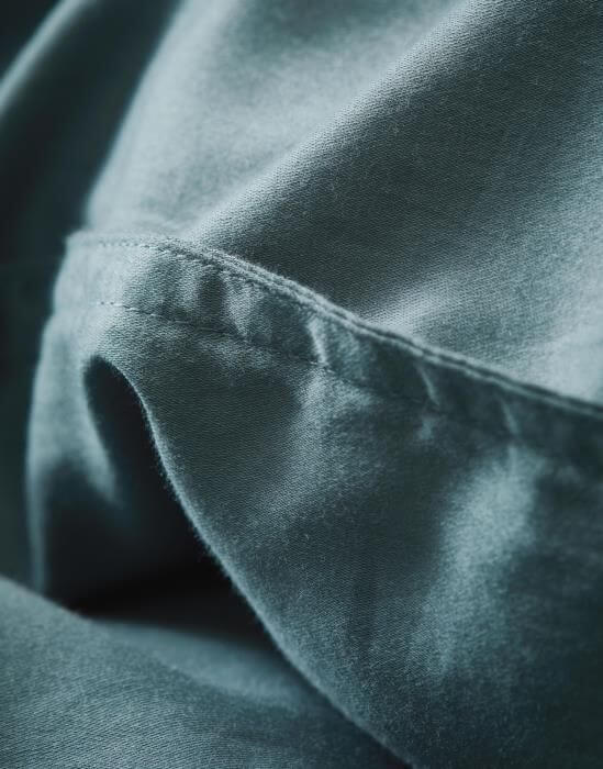 Close-up sfeerfoto van Essenze Minte Dekbedovertrek Denim Close-up sfeerfoto van Essenze Minte Dekbedovertrek Denim