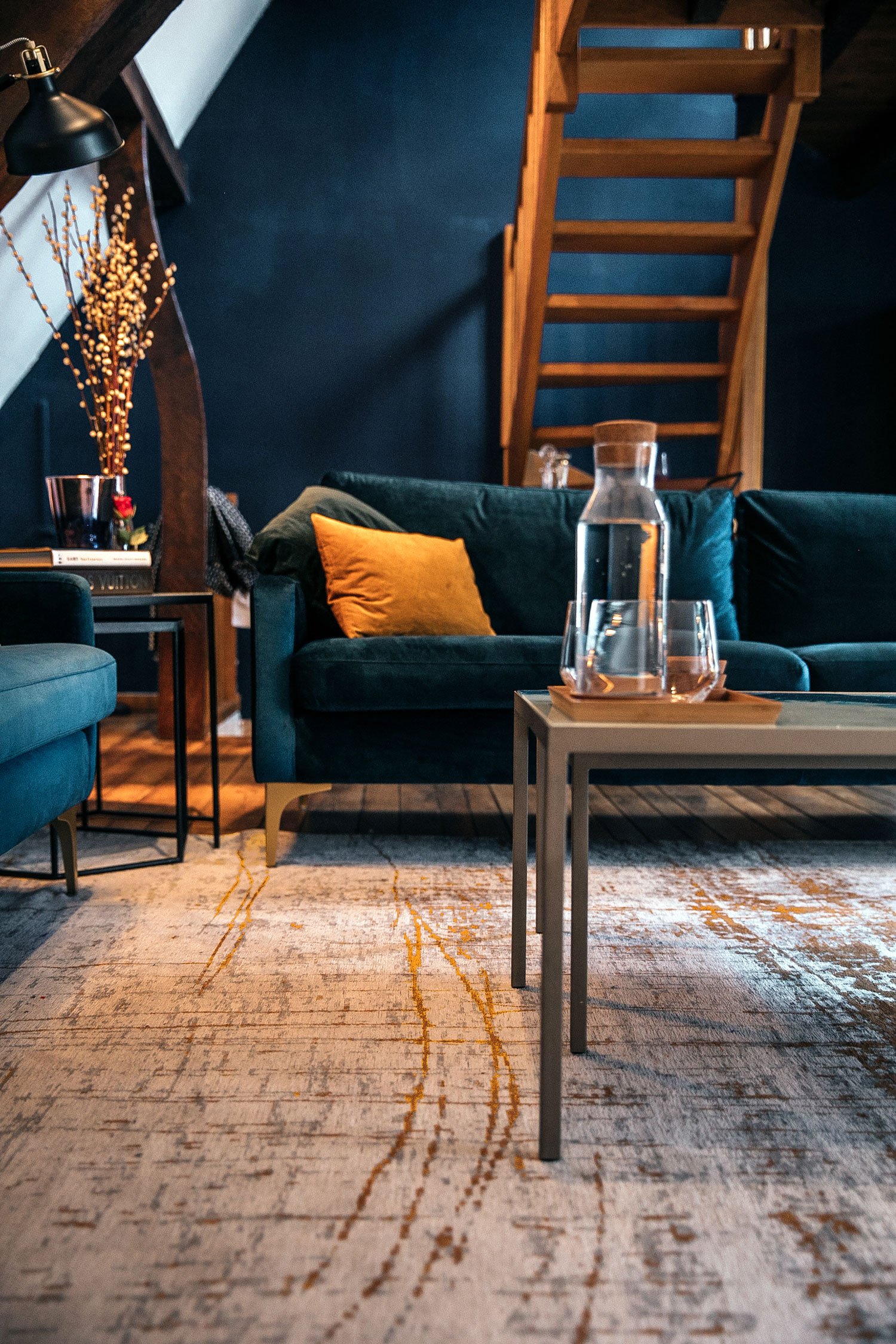 Sfeerfoto Laagpolig vloerkleed Louis de Poortere 8419 Mad Men Columbus Gold Sfeerfoto Laagpolig vloerkleed Louis de Poortere 8419 Mad Men Columbus Gold