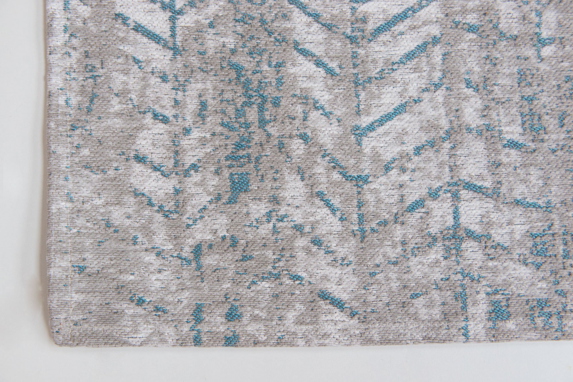 Sfeerfoto Laagpolig vloerkleed Louis de Poortere 8927 Mad Men Tribeca Blue Sfeerfoto Laagpolig vloerkleed Louis de Poortere 8927 Mad Men Tribeca Blue