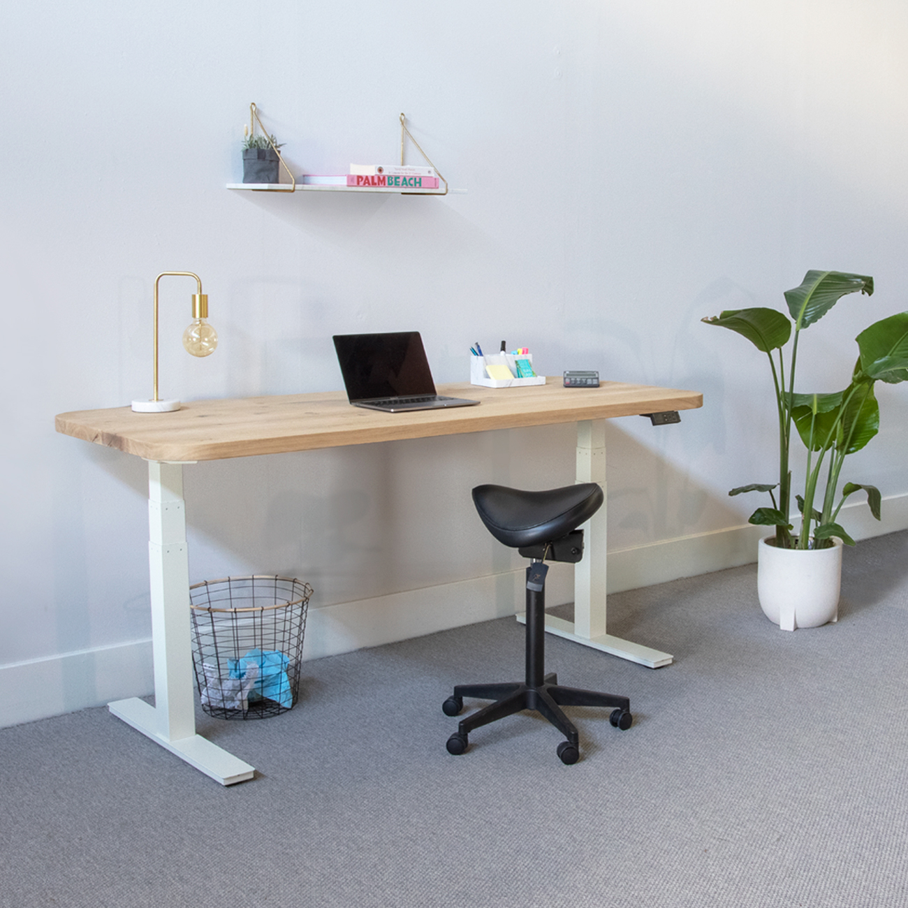 sfeerfoto 2 elektrisch zit-sta bureau van massief eikenhout met ronde hoeken sfeerfoto 2 elektrisch zit-sta bureau van massief eikenhout met ronde hoeken