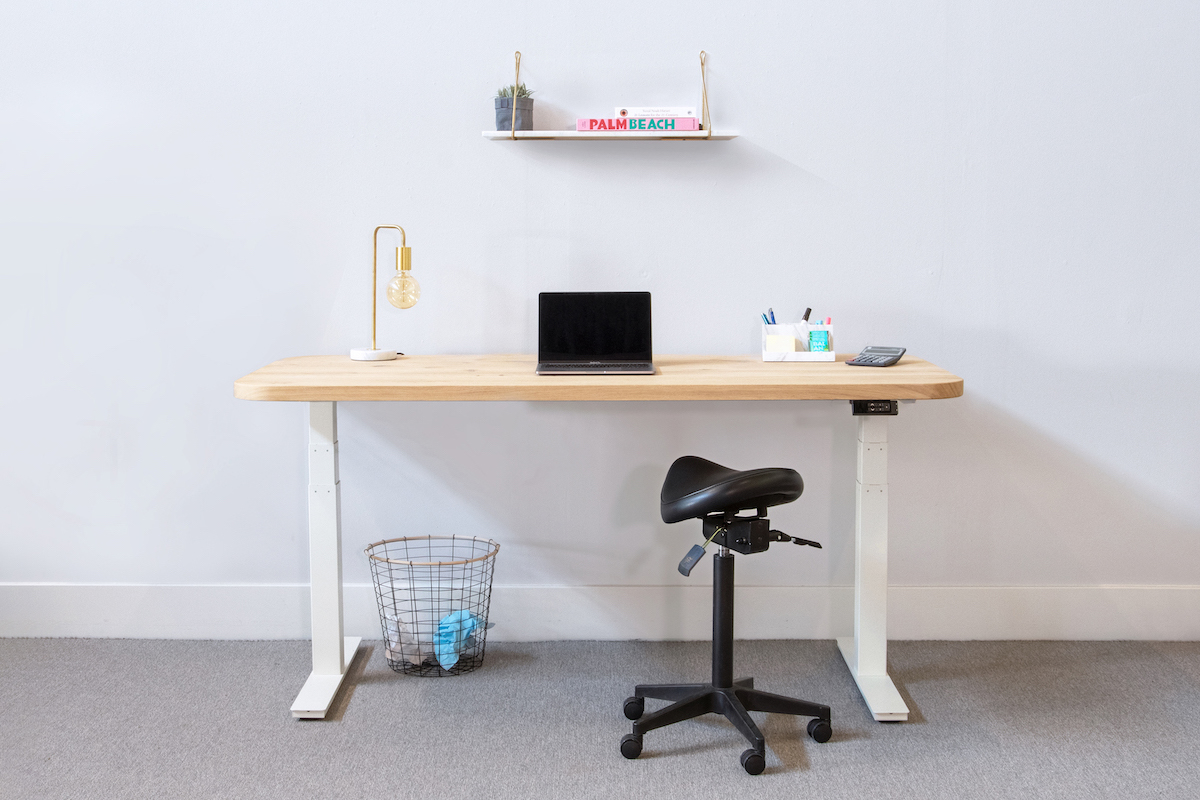 Productfoto elektrisch zit-sta bureau van massief eikenhout met ronde hoeken Productfoto elektrisch zit-sta bureau van massief eikenhout met ronde hoeken
