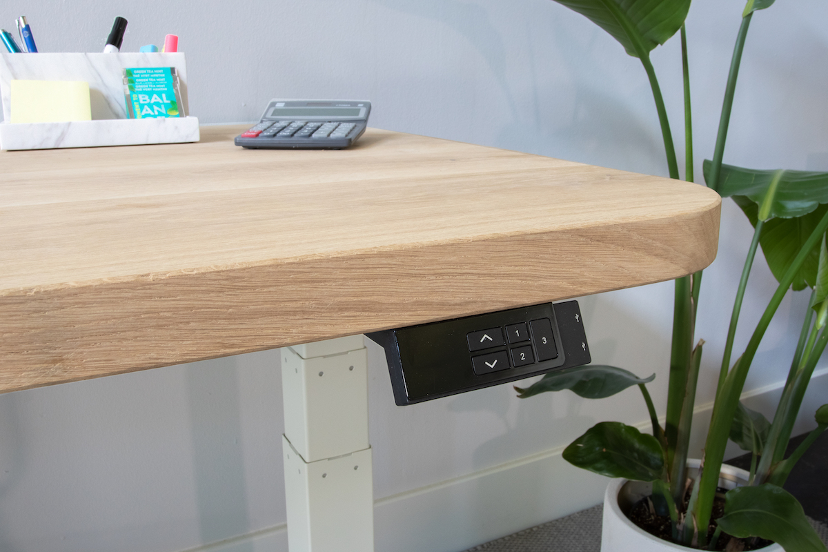 sfeerfoto 3 elektrisch zit-sta bureau van massief eikenhout met ronde hoeken sfeerfoto 3 elektrisch zit-sta bureau van massief eikenhout met ronde hoeken