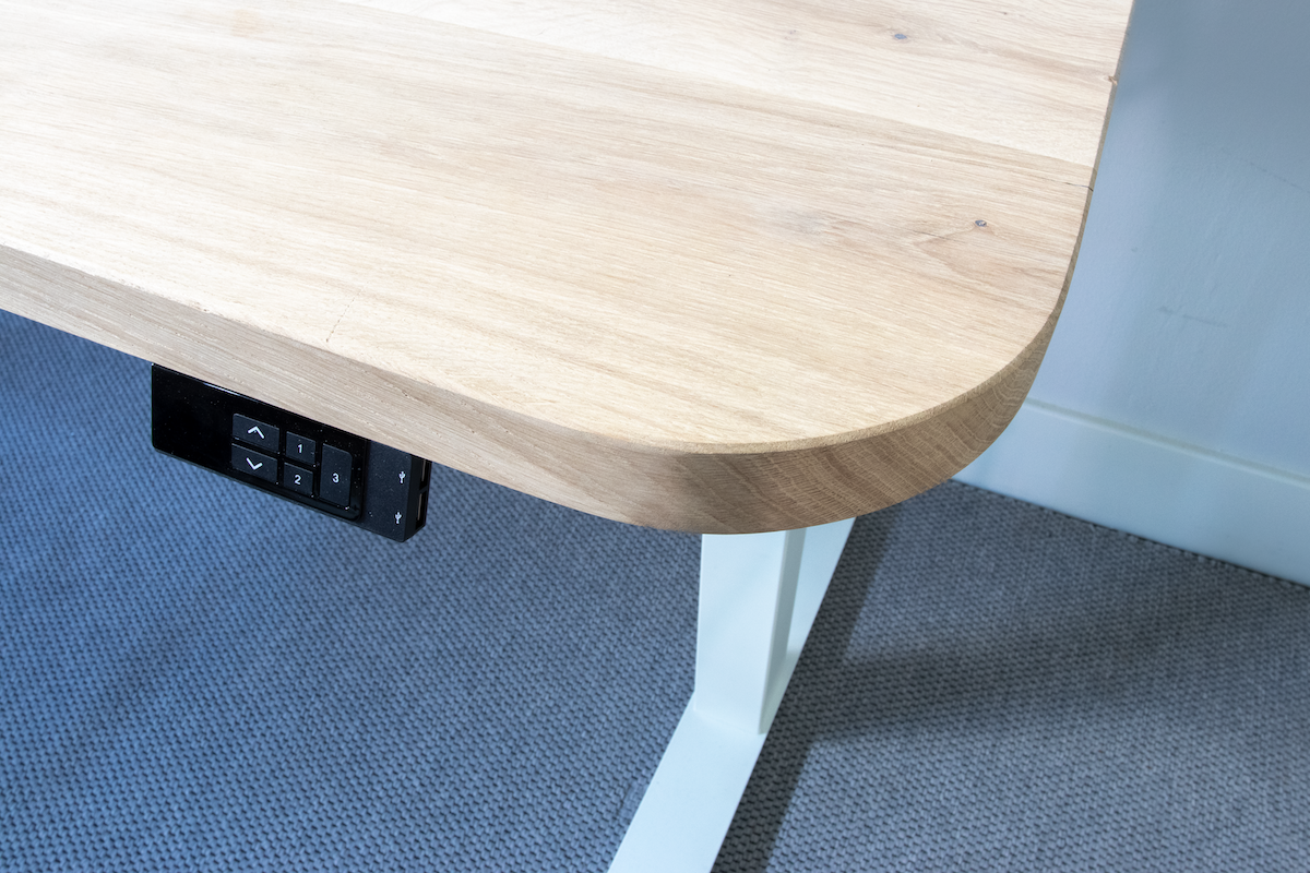 sfeerfoto 1 elektrisch zit-sta bureau van massief eikenhout met ronde hoeken sfeerfoto 1 elektrisch zit-sta bureau van massief eikenhout met ronde hoeken