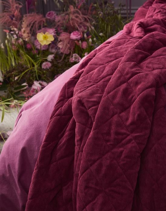 billie_quilt_cherry_401527_492_122_lr_d1_p Sfeerfoto 2 essenza billie cherry sprei