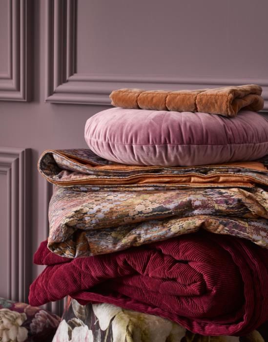 billie_quilt_cherry_401527_492_122_lr_s3_p sfeerfoto 3 essenza billie cherry sprei