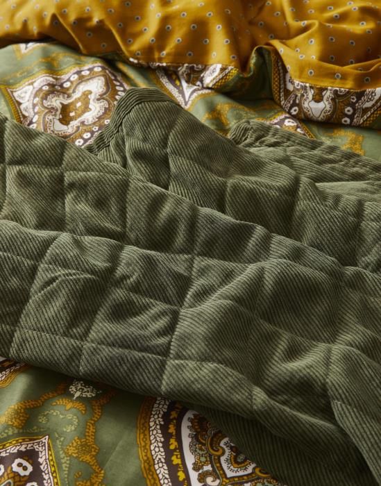 billie_quilt_dark_green_401527_492_397_lr_s4_p Sfeerfoto 3 essenza billie donkergroen sprei