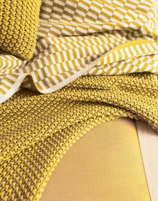 Sfeerfoto 2 Marc O'Polo Nordic gebreid kleed in de kleur mosterd Sfeerfoto 2 Marc O'Polo Nordic gebreid kleed in de kleur mosterd