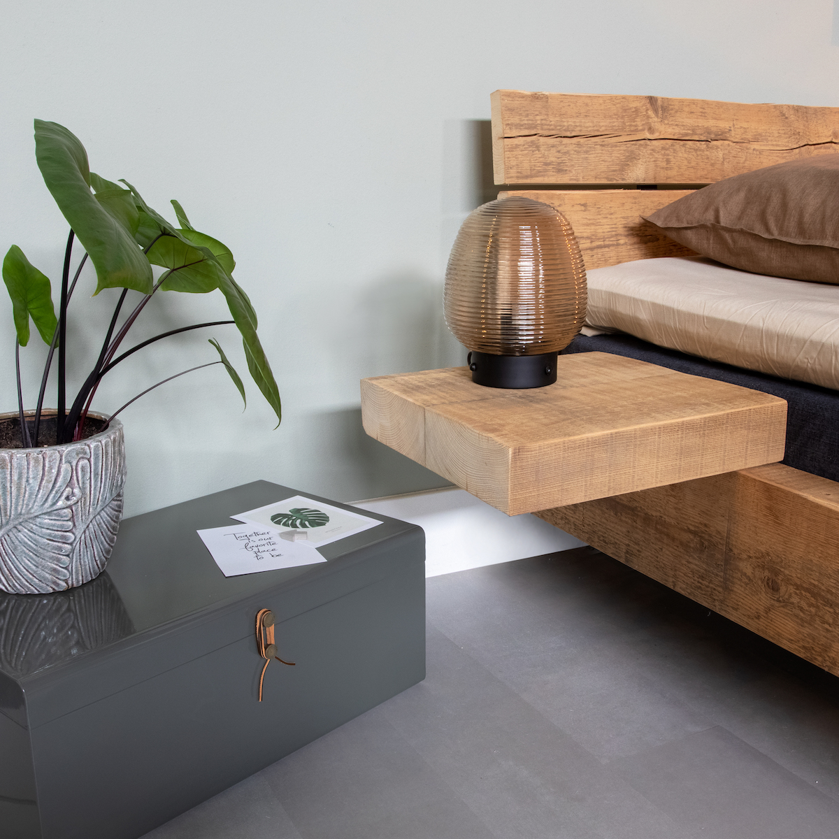 Nachtkastje Fat bed oude balken Sfeerfoto vanuit zijaanzicht van bed plank van oud grenen hout