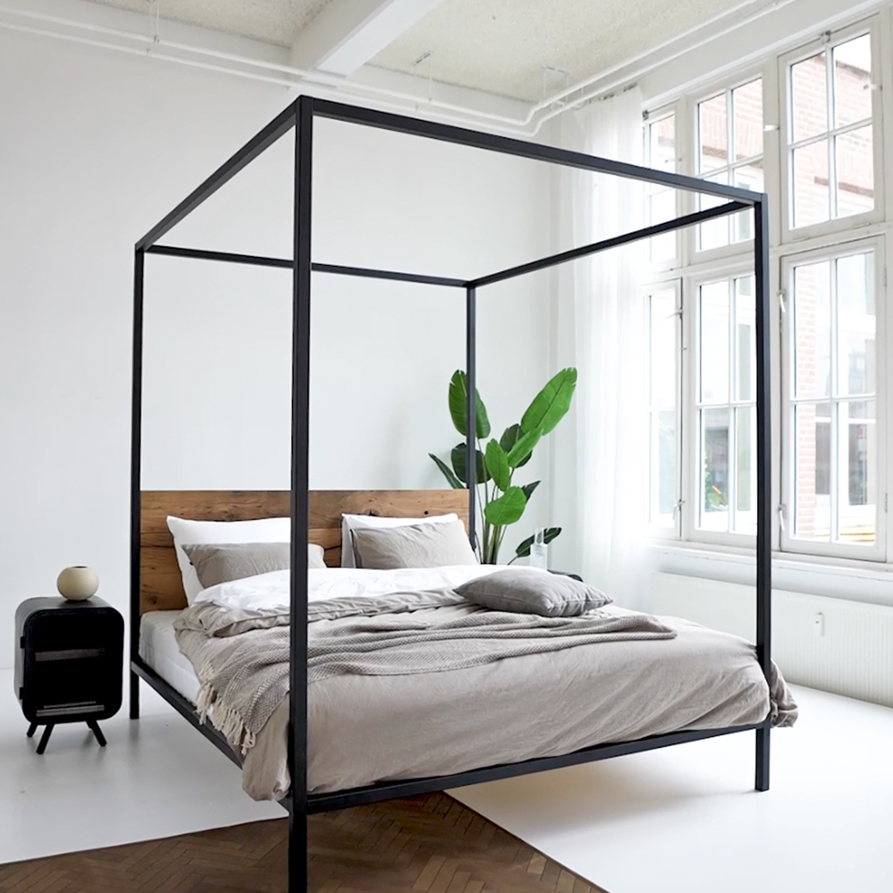 Hemelbed staal en oud eiken